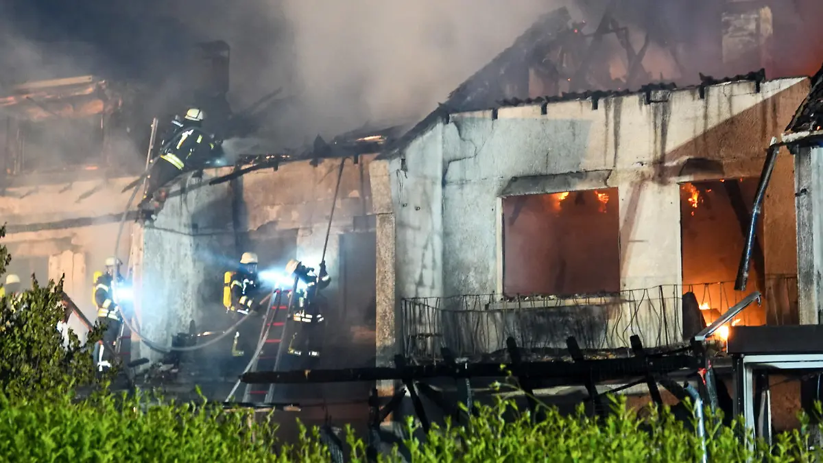 18.05.2022, Baden-Württemberg, Offenburg: Feuerwehrleute arbeiten an einem Brand in einem Reihenhaus in Offenburg (Ortenaukreis). Das Feuer habe sich auch auf umliegende Reihenhäuser ausgebreitet, teilte die Polizei mit. Einzelne Bewohner seien leicht verletzt worden. Foto: Christina Häußler/Einsatz-Report24/dpa +++ dpa-Bildfunk +++