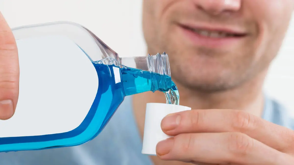 Mann nutzt Mundwasser