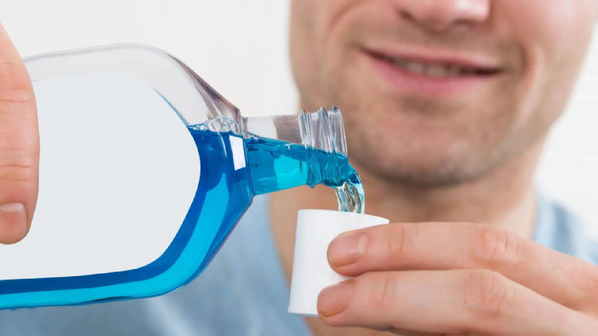 Mann nutzt Mundwasser