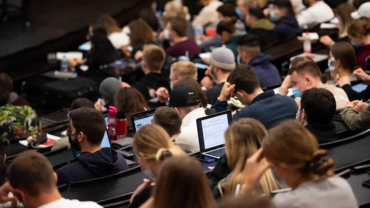 Studenten sitzen in einem Hörsaal.