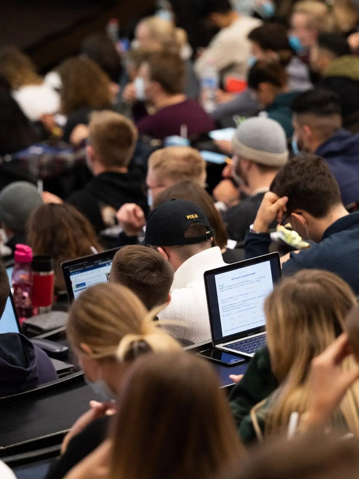 Bild zu: "Nachfrage nach Studienkrediten sinkt – wie man sich die Uni trotzdem leisten kann"