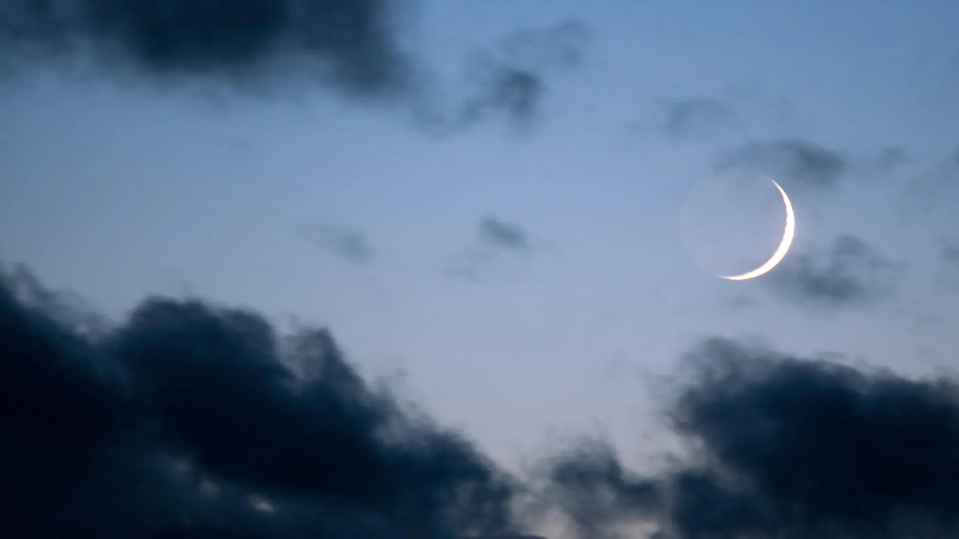 Neumond in der Dämmerung