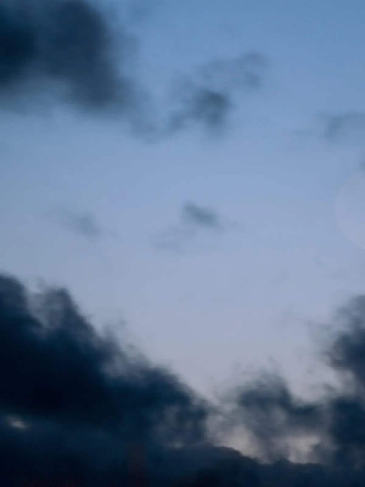 Neumond in der Dämmerung