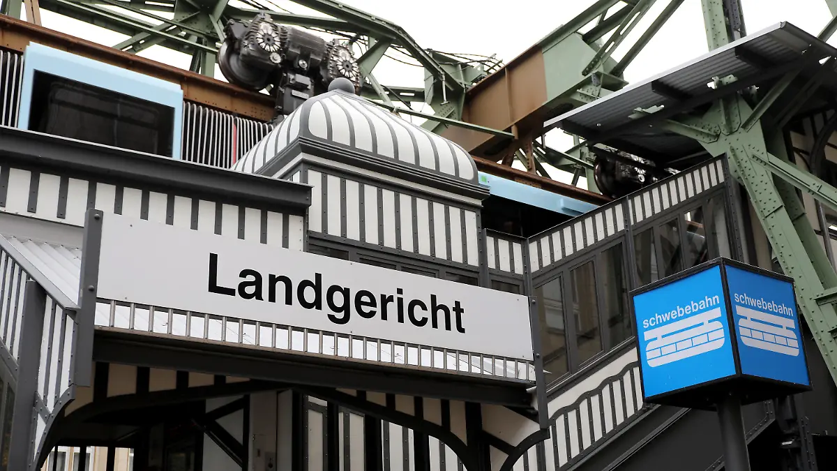 ARCHIV - 11.10.2019, Nordrhein-Westfalen, Wuppertal: Die Schwebebahn-Haltestelle Landgericht. Vor dem Landgericht startet ein Prozess um einen bizarren Eingriff. Ein 46-Jähriger muss sich wegen Körperverletzung mit Todesfolge verantworten. Er soll einem 32-Jährigen Silikonöl in Penis und Hodensack gespritzt haben. Die erhoffte Penisvergrößerung endete tödlich. (zu dpa: «Prozess: Erhoffte Penisvergrößerung endet nach Öl-Spritze tödlich») Foto: Oliver Berg/dpa +++ dpa-Bildfunk +++