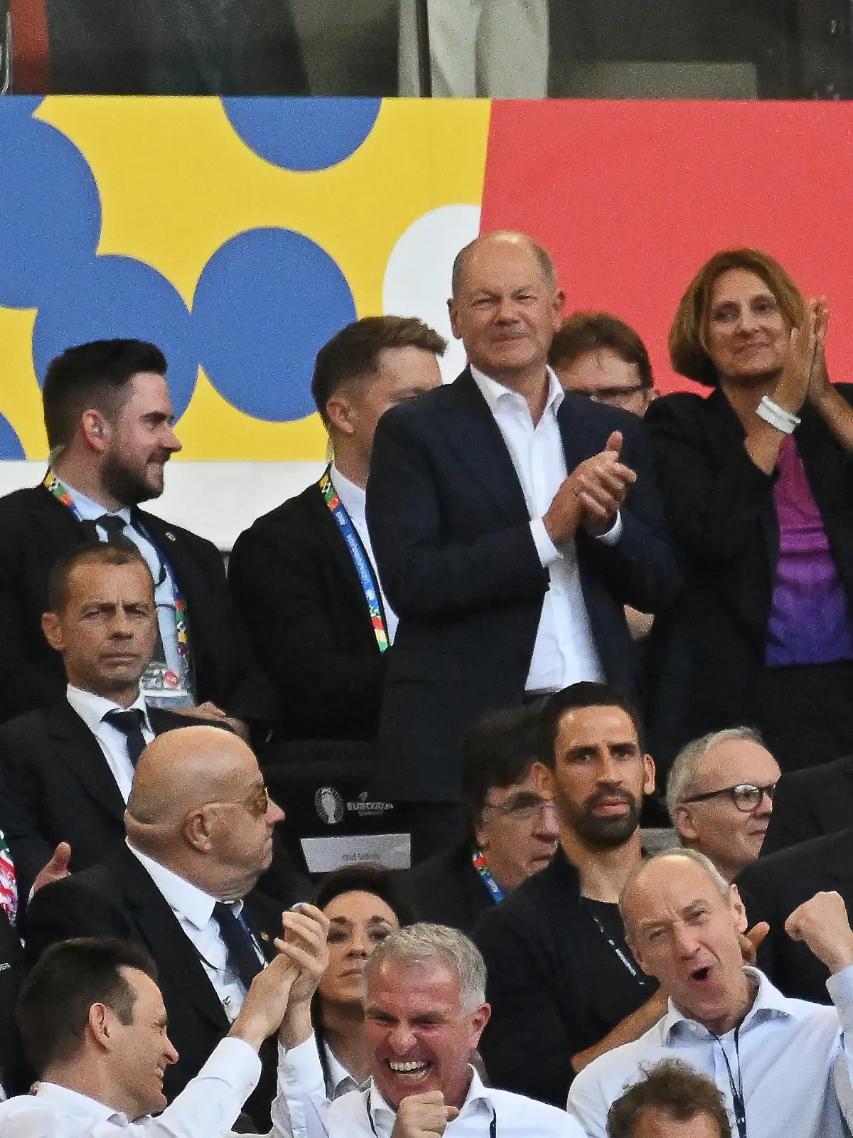 Bild zu: "Olaf Scholz und Günther Jauch feiern Deutschland-Sieg"