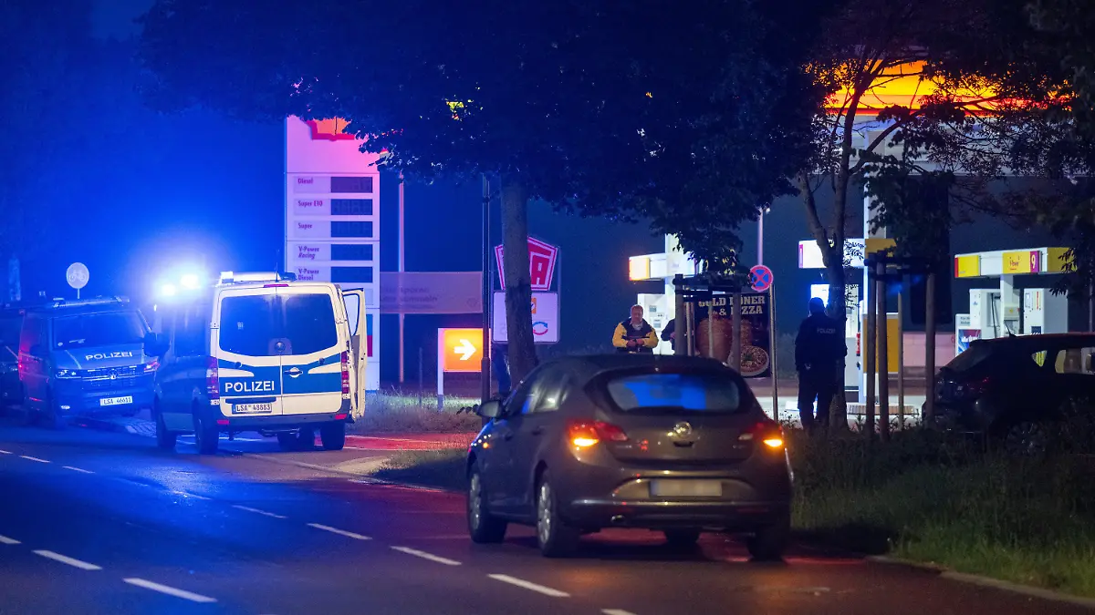 19.06.2024, Sachsen-Anhalt, Merseburg: Die Polizei sichert Spuren an einem Tatort an einer Tankstelle in Merseburg. Nach Schüssen im Bereich einer Tankstelle in Merseburg am Mittwochabend ist ein Tatverdächtiger festgenommen worden. Es gebe drei Verletzte, darunter einen Schwerverletzten, sagte eine Polizeisprecherin. Foto: Hendrik Schmidt/dpa +++ dpa-Bildfunk +++