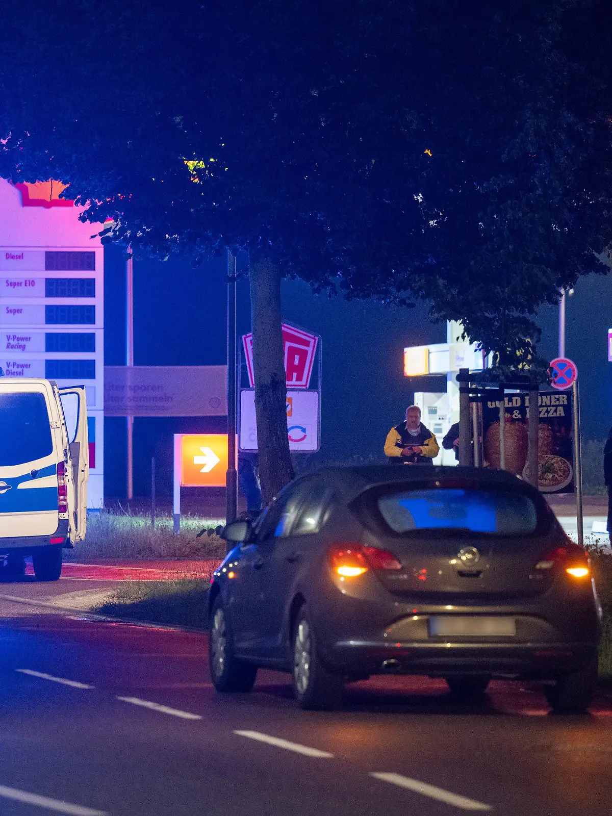 19.06.2024, Sachsen-Anhalt, Merseburg: Die Polizei sichert Spuren an einem Tatort an einer Tankstelle in Merseburg. Nach Schüssen im Bereich einer Tankstelle in Merseburg am Mittwochabend ist ein Tatverdächtiger festgenommen worden. Es gebe drei Verletzte, darunter einen Schwerverletzten, sagte eine Polizeisprecherin. Foto: Hendrik Schmidt/dpa +++ dpa-Bildfunk +++