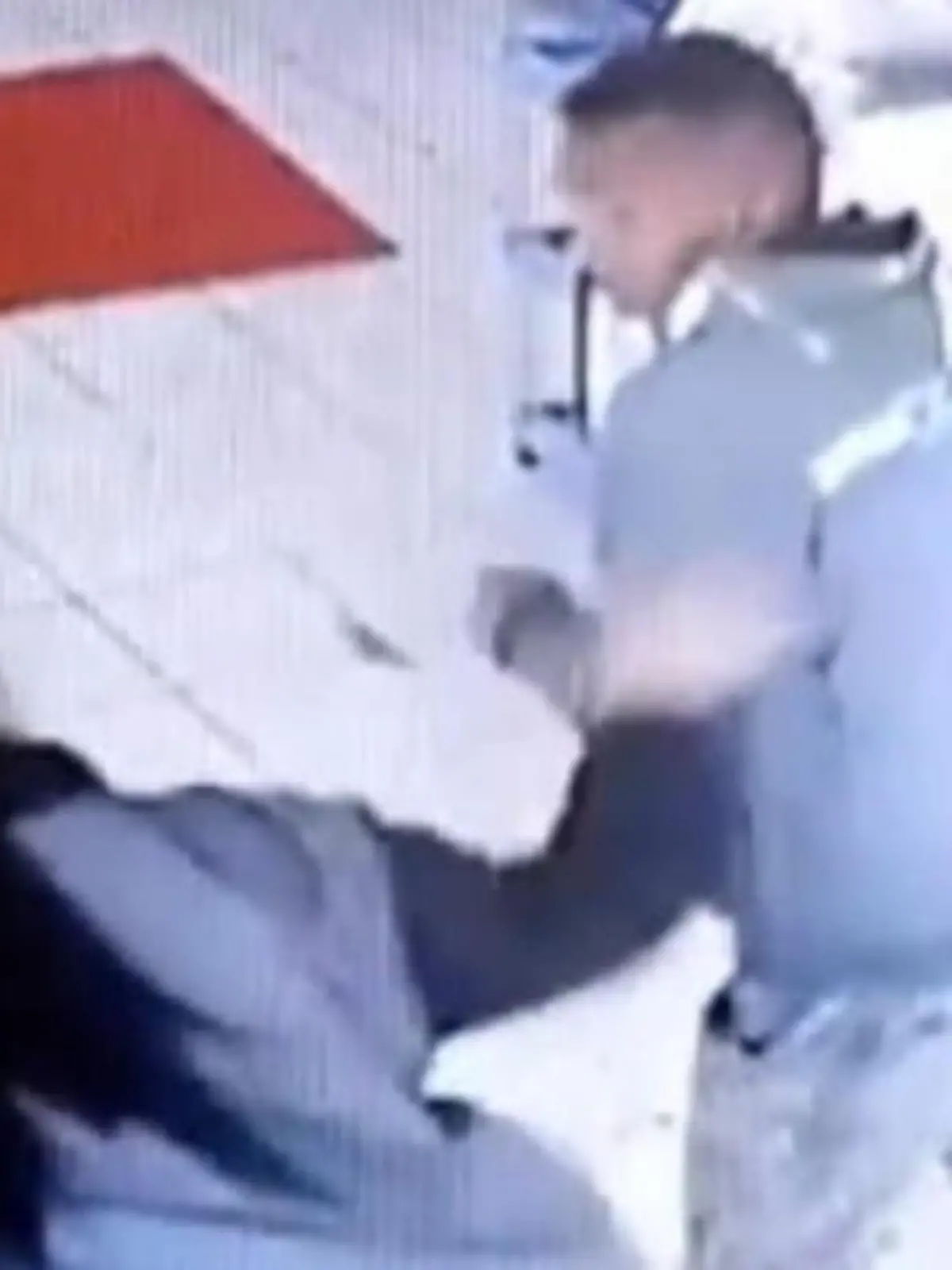 Eigentlich wollte diese Tankwartin einfach nur gemütlich ihre Pause genießen - doch plötzlich grabscht sie dieser Kunde an. Ihre Reaktion folgt prompt! Miriam aus Porto Alegre rastet vollkommen aus und setzt sich zur Wehr. Ja, die 22-Jährige spart nicht an Schlägen. Kaum ist die junge Frau fertig, sucht der Mann das Weite. Der hat hoffentlich draus gelernt auch wenn seine Lektion ziemlich hart war.