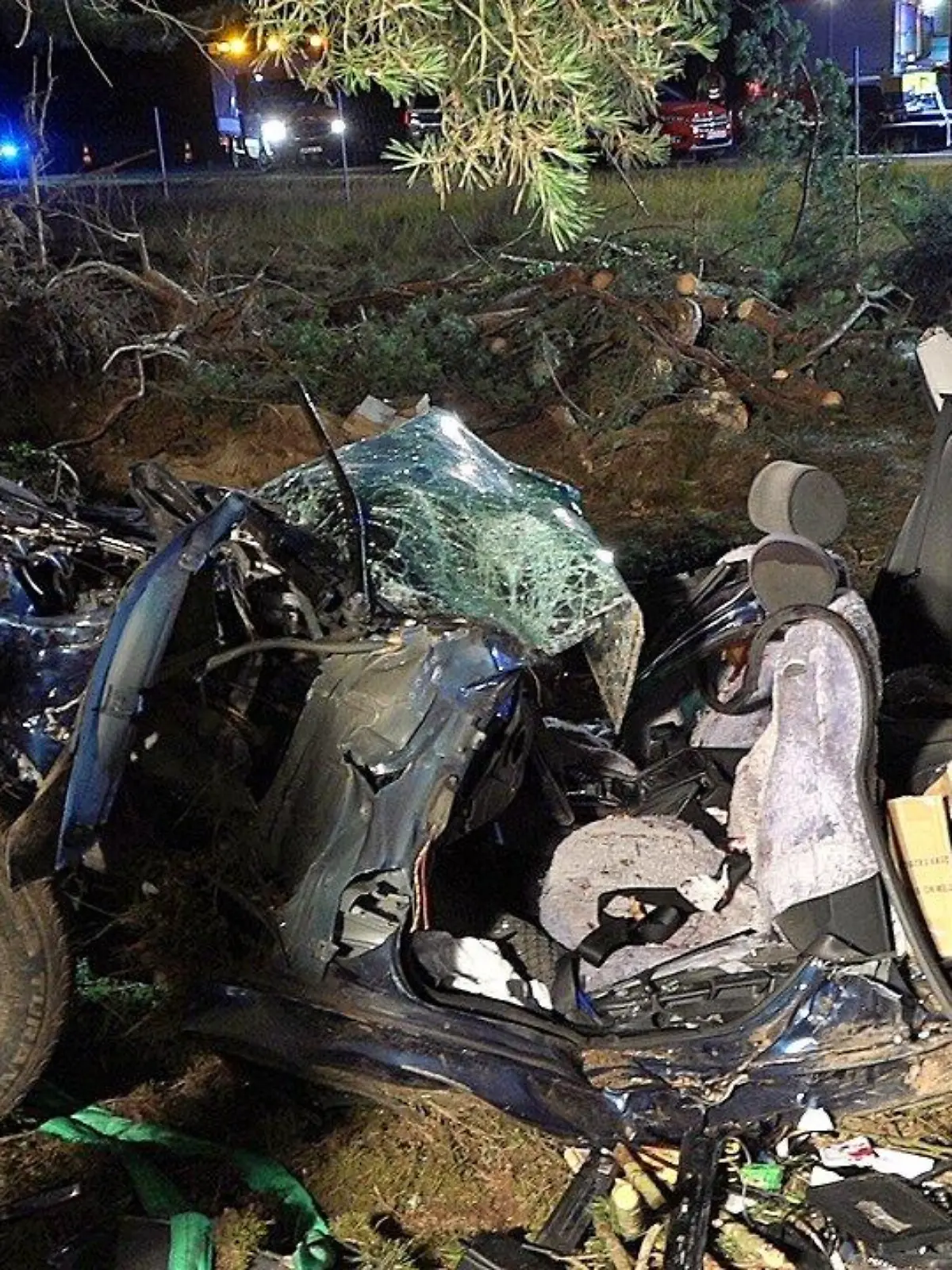 19.06.2024, Brandenburg, Herzsprung: Einsatzkräfte der Feuerwehr arbeiten an einer Unfallstelle. Bei einem schweren Verkehrsunfall auf der A24 im Kreis Ostprignitz-Ruppin in Brandenburg sind drei Menschen ums Leben gekommen. Das Fahrzeug war am Mittwochabend von der Straße abgekommen und gegen einen Baum geprallt, wie die Polizei mitteilte. Die Autobahn war in Fahrtrichtung Berlin zwischenzeitlich voll gesperrt. Foto: Christian Guttmann/Brandenburg News 24/dpa +++ dpa-Bildfunk +++