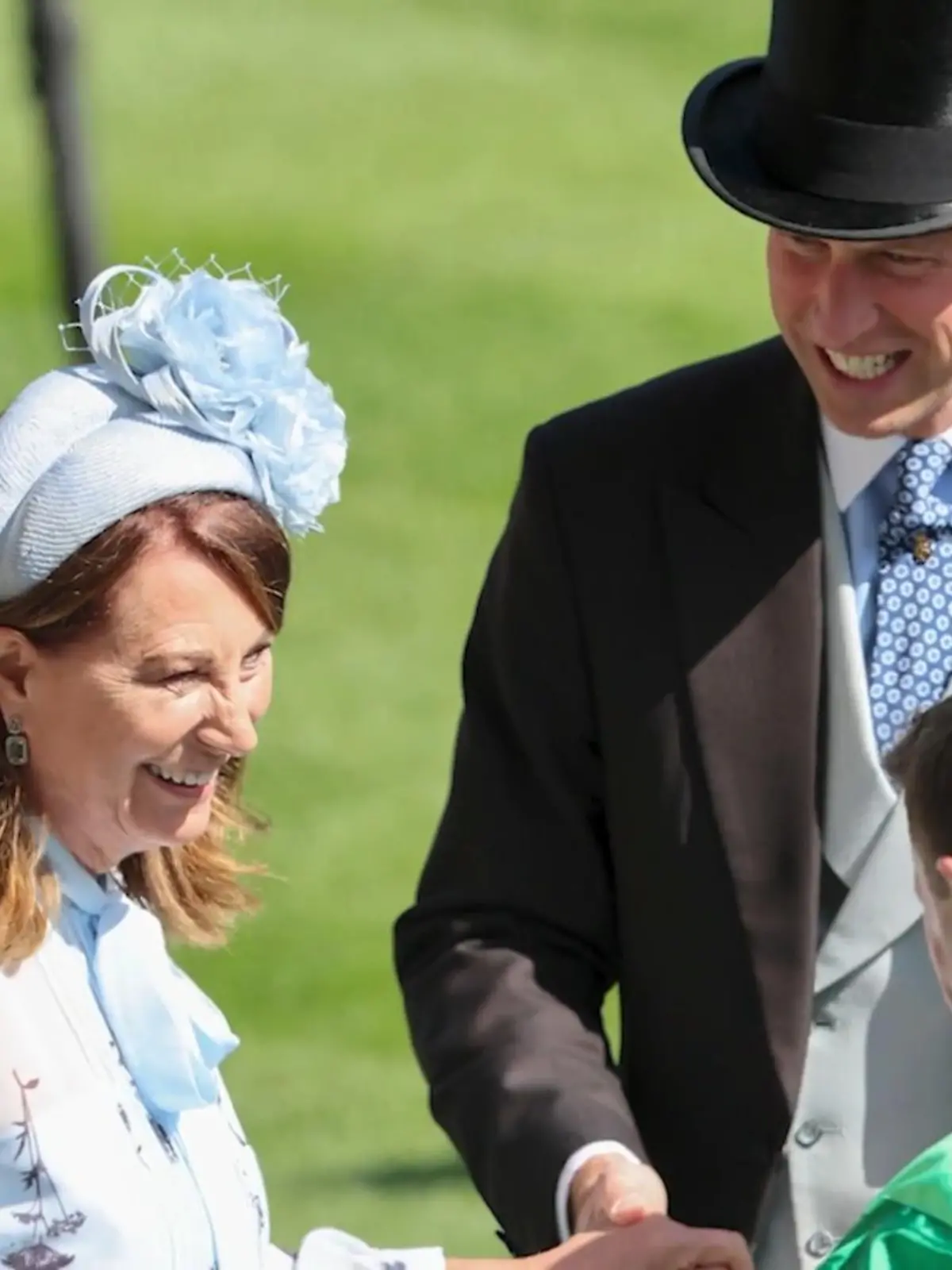Bild zu: "Prinz William und Schwiegermama halten Händchen"
