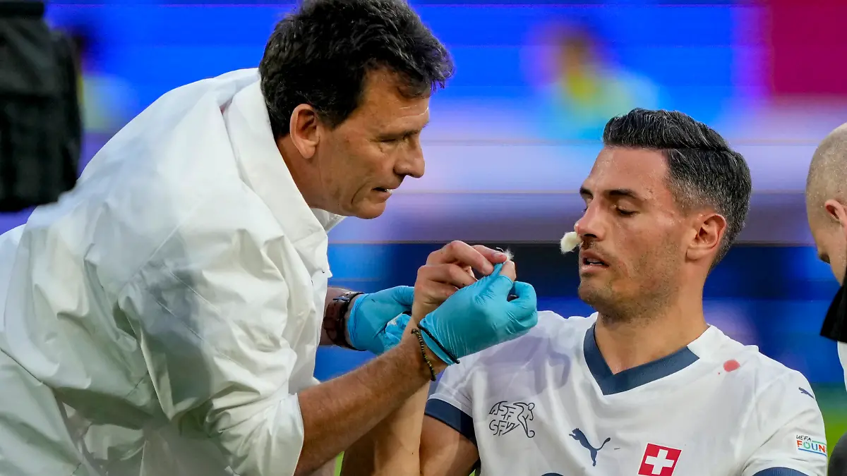 Fabian Schär wird von einem Mediziner versorgt.