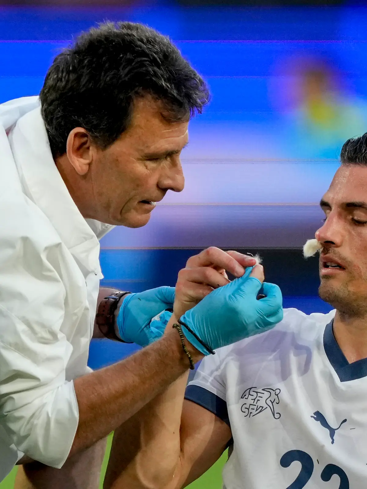Fabian Schär wird von einem Mediziner versorgt.