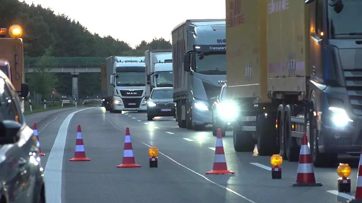 Auf der Autobahn 24 bildet sich am Mittwochabend ein Stau wegen eines Unfalls.