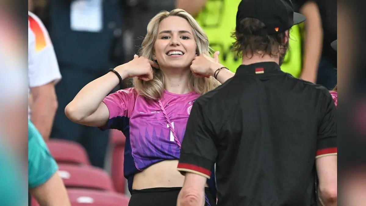 EM 2024: Frau von Manuel Neuer bauchfrei in Trikot- Anika Bissel nach