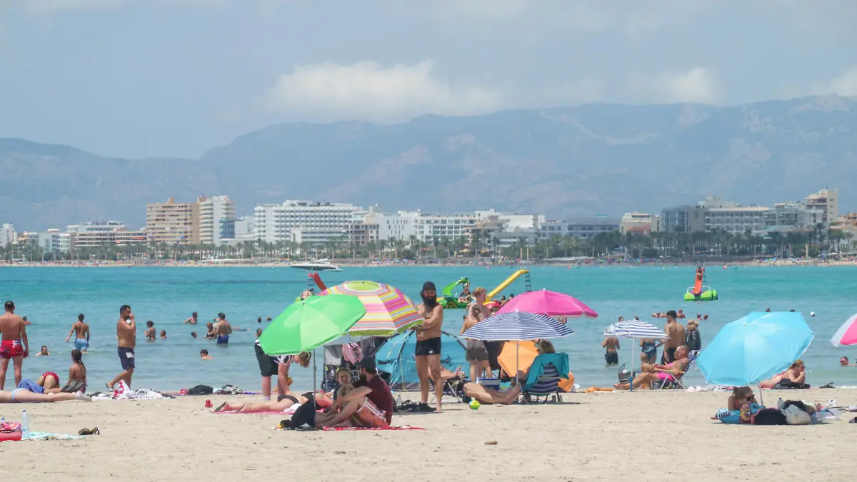 Strandszene an der Playa de Palma und Bucht von Palma im Sommer 2023 - Standabschnit SArenalStrandszene an der Playa de Palma und Bucht von Palma im Sommer 2023 - Standabschnit SArenal, Palma Mallorca Spanien Playa de Palma *** Beach scene at the Playa de Palma and Bay of Palma in summer 2023 Stand section SArenal Beach scene at the Playa de Palma and Bay of Palma in summer 2023 Stand section SArenal, Palma Mallorca Spain Playa de Palma