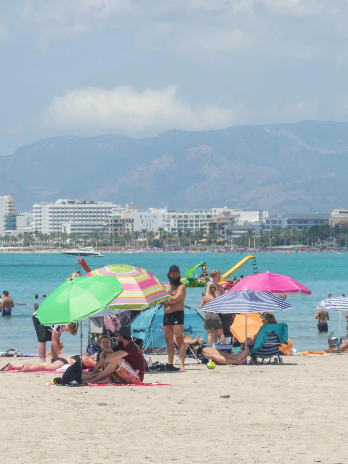 Strandszene an der Playa de Palma und Bucht von Palma im Sommer 2023 - Standabschnit SArenalStrandszene an der Playa de Palma und Bucht von Palma im Sommer 2023 - Standabschnit SArenal, Palma Mallorca Spanien Playa de Palma *** Beach scene at the Playa de Palma and Bay of Palma in summer 2023 Stand section SArenal Beach scene at the Playa de Palma and Bay of Palma in summer 2023 Stand section SArenal, Palma Mallorca Spain Playa de Palma