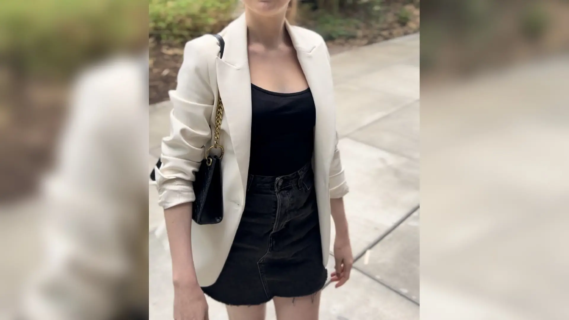 Mode-Redakteurin Larissa Königs präsentiert hier ihr Jeans-Minirock-Outfit.