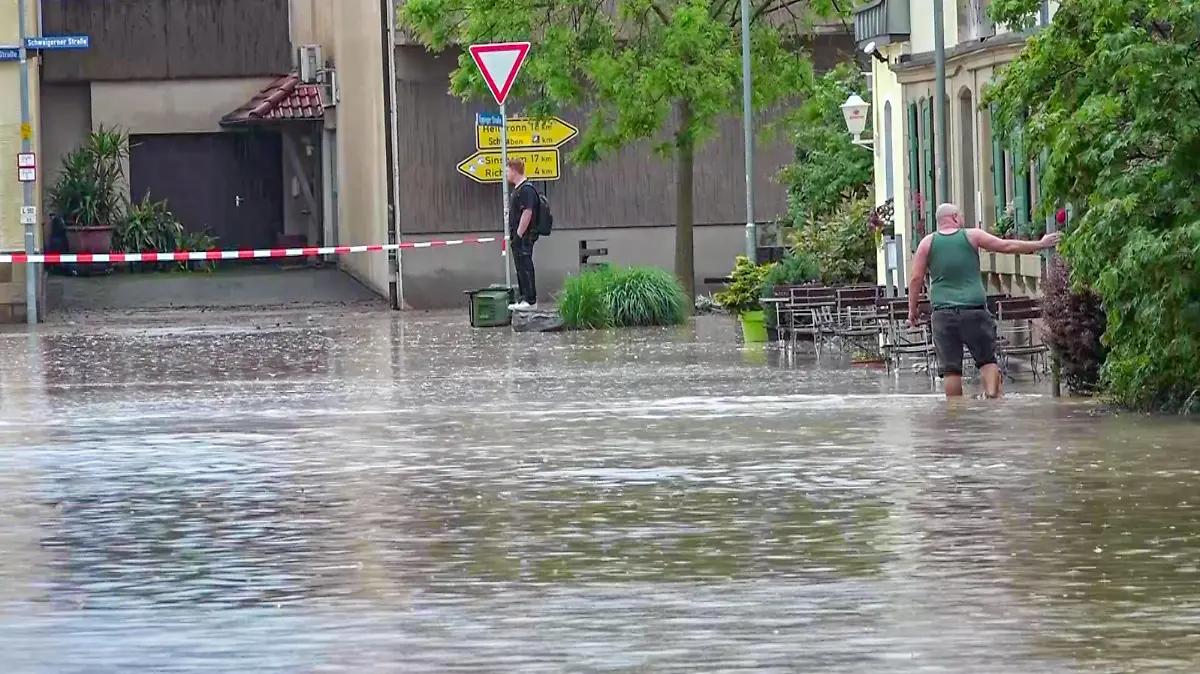 Heftiges Unwetter flutet Gemmingen im Landkreis Heilbronn im Südwesten: Kräftige Gewitterzelle entlädt sich ortsfest über dem Landkreis Heilbronn und setzt Gemeinde unter Wasser - Wassermassen und Schlamm sorgen für Überflutungen - Feuerwehrleute un Heftiges Unwetter flutet Gemmingen im Landkreis Heilbronn im Südwesten: Kräftige Gewitterzelle entlädt sich ortsfest über dem Landkreis Heilbronn und setzt Gemeinde unter Wasser - Wassermassen und Schlamm sorgen für Überflutungen - Feuerwehrleute und Anwohner stehen im völlig überfluteten Wohngebiet *** Violent thunderstorm floods Gemmingen in the district of Heilbronn in the southwest Violent thunderstorm cell discharges stationary over the district of Heilbronn and floods the Copyright: xJulianxBuchnerx/xEinsatzReport24x