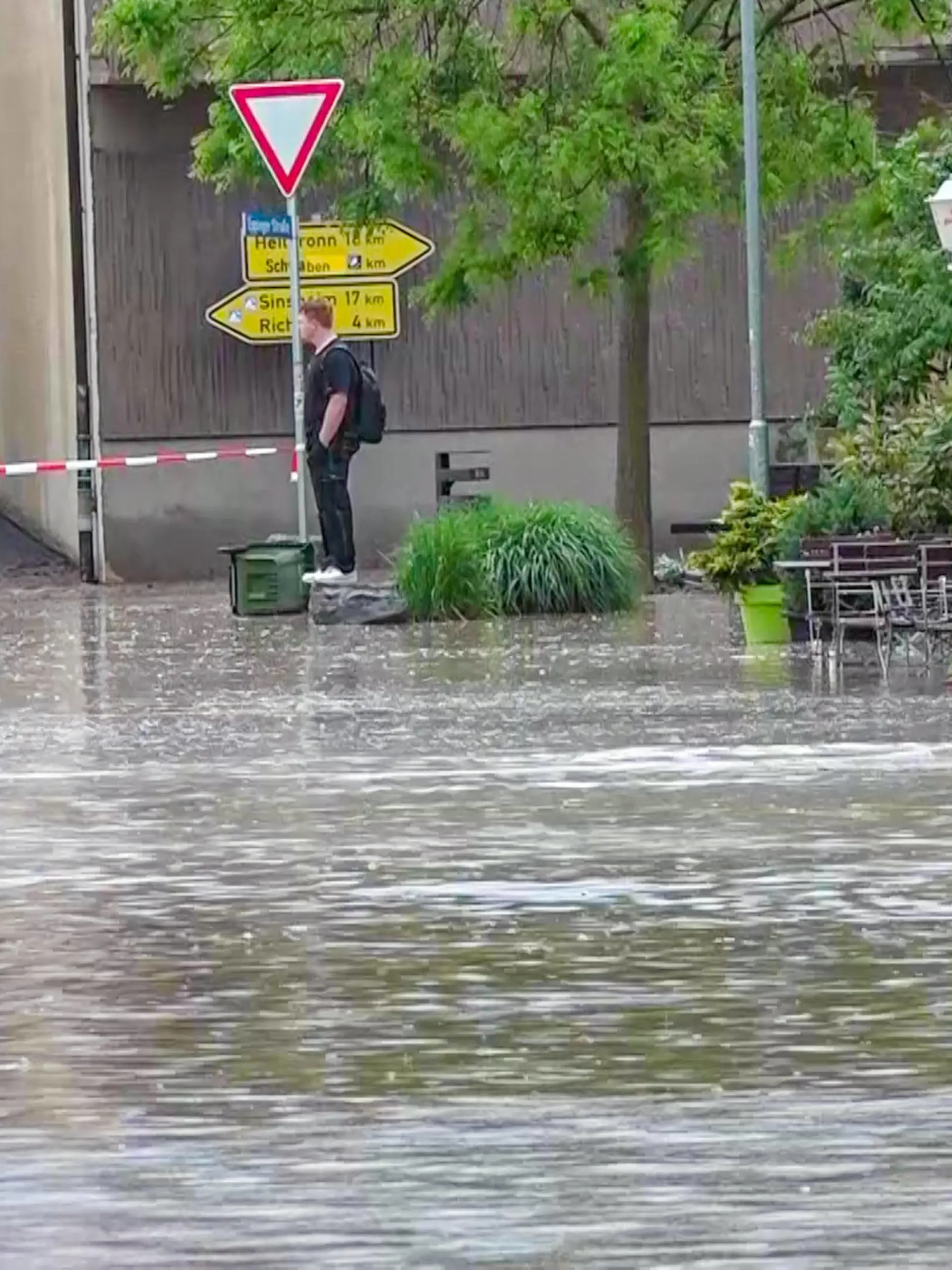 Heftiges Unwetter flutet Gemmingen im Landkreis Heilbronn im Südwesten: Kräftige Gewitterzelle entlädt sich ortsfest über dem Landkreis Heilbronn und setzt Gemeinde unter Wasser - Wassermassen und Schlamm sorgen für Überflutungen - Feuerwehrleute un Heftiges Unwetter flutet Gemmingen im Landkreis Heilbronn im Südwesten: Kräftige Gewitterzelle entlädt sich ortsfest über dem Landkreis Heilbronn und setzt Gemeinde unter Wasser - Wassermassen und Schlamm sorgen für Überflutungen - Feuerwehrleute und Anwohner stehen im völlig überfluteten Wohngebiet *** Violent thunderstorm floods Gemmingen in the district of Heilbronn in the southwest Violent thunderstorm cell discharges stationary over the district of Heilbronn and floods the Copyright: xJulianxBuchnerx/xEinsatzReport24x