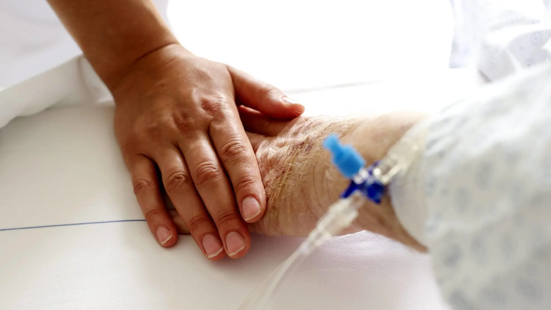 Hand eines Patienten in einem Krankenhaus in Zürich am 20.05.2011. Das Bundeskabinett befasst sich am Mittwoch 29.08.2012 mit dem umstrittenen Gesetzentwurf zur Strafbarkeit der Sterbehilfe. Der Entwurf von Bundesjustizministerin Sabine Leutheusser-Schnarrenberger FDP sieht vor, nur die gewerbliche Beihilfe zum Suizid unter Strafe zu stellen. Wer mit Suizidbeihilfe Geld verdient, müsste demnach mit bis zu drei Jahren Gefängnis oder einer Geldstrafe rechnen. Angehörige, Freunde oder andere nahe stehende Menschen sollen sich dagegen nicht strafbar machen, wenn sie Sterbehilfe leisten. Dies können auch Ärzte oder Pfleger sein, wenn sie ein enges Verhältnis zum Sterbewilligen haben. Siehe epd-Bericht vom 29.08.2012 Kabinett berät Sterbehilfe-Gesetzentwurf epd