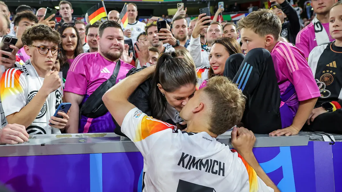 Joshua Kimmich küsst nach dem Sieg gegen Ungarn seine Frau Lina Meyer.