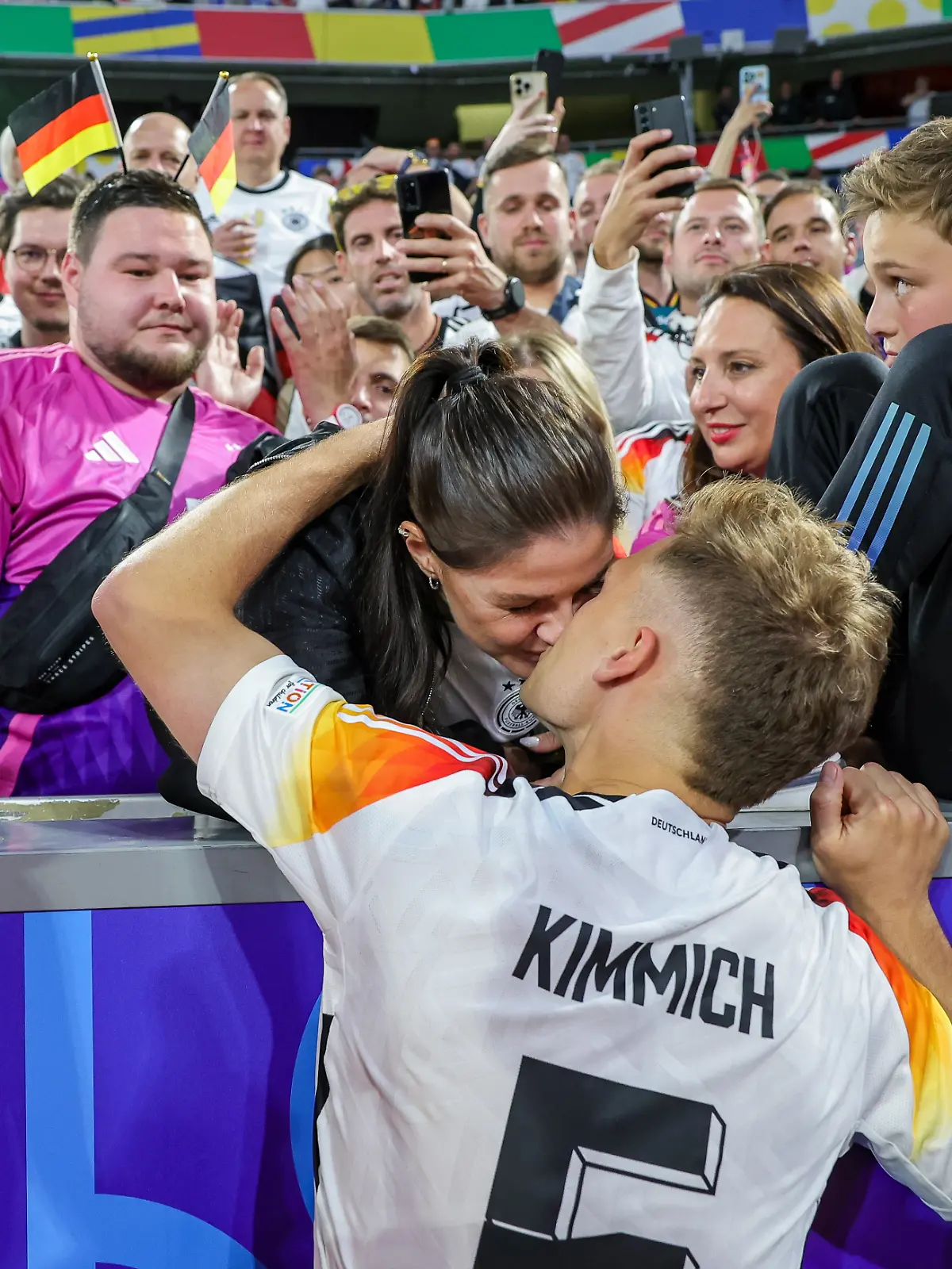 Joshua Kimmich küsst nach dem Sieg gegen Ungarn seine Frau Lina Meyer.