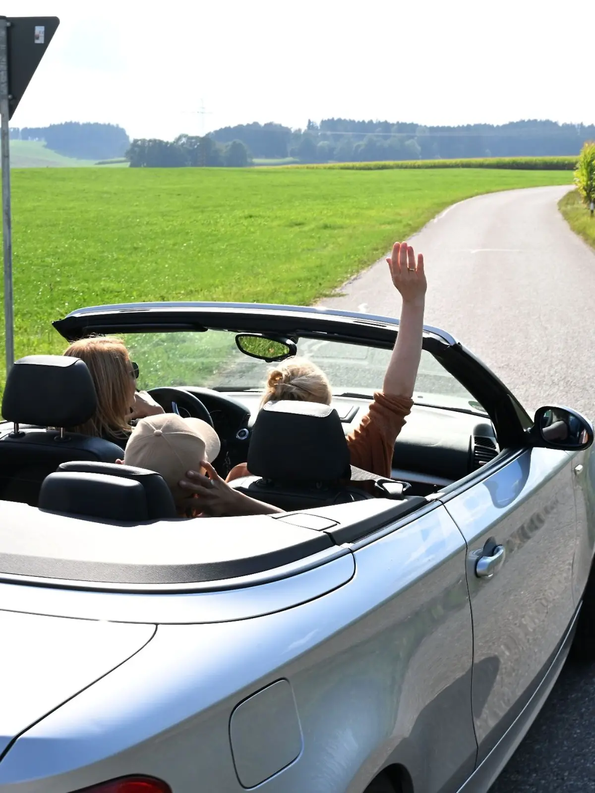 Bild zu: "Cabrio-Rüpel fährt absichtlich Kind um - 13-Jähriger schwer verletzt"