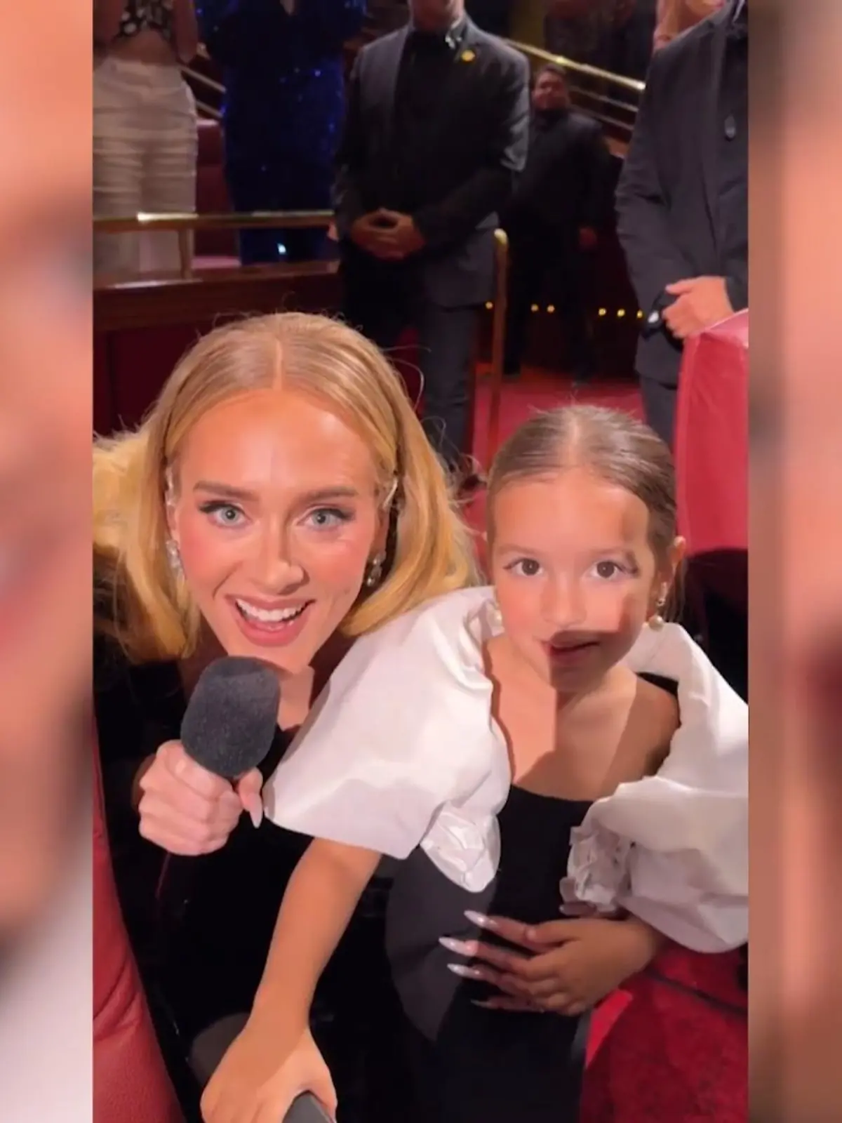 Bild zu: "Hier trifft Adeles Mini-Me auf ihr großes Idol"