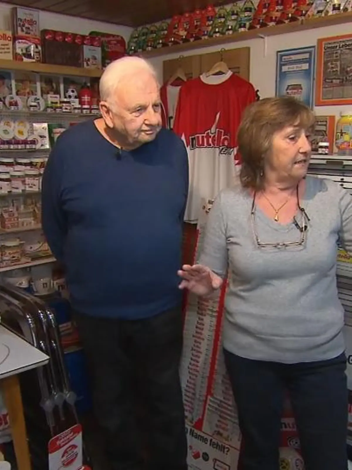 Hilde und Rudi Paul aus dem hessichen Wallau teilen ein süßes Geheimnis: Das Ehepaar sammelt alles – wirklich alles – von Nutella! Egal ob Gläser, Bilder, Deko oder Dosen – Hauptsache es steht Nutella drauf. Ihre Sammlerstücke bewahren die beiden in ihrem Keller und in einer speziell geschützten Kammer auf. Schließlich soll ihren Lieblingen, die sie auf der ganzen Welt gesammelt haben, nichts passieren. Das Skurrile an ihrer Sammelleidenschaft: Den süßen Inhalt der Schokogläser kommt den beiden nicht auf den Tisch! Mehr im Video.
