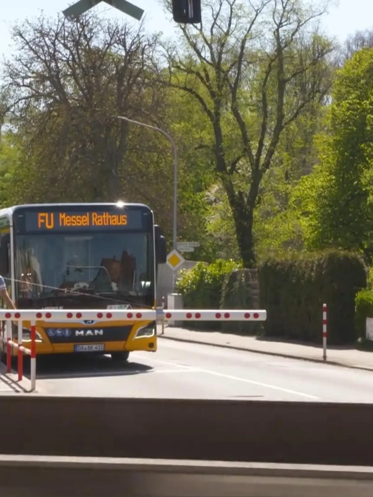 45 Minuten, eine ganze Unterrichtsstunde – nicht nur Schüler wissen, wie lang sich diese manchmal anfühlen kann. An einer Bahnschranke in Messel (Hessen) können Sie diese Zeitspanne nutzen, um einmal richtig abzuschalten, über das Leben nachzudenken – oder sich einfach nur aufzuregen, dass es nicht weitergeht! Warum der weiß-rote Schlagbaum so lange unten bleibt und wie die Wartenden darauf reagieren, sehen Sie im Video!