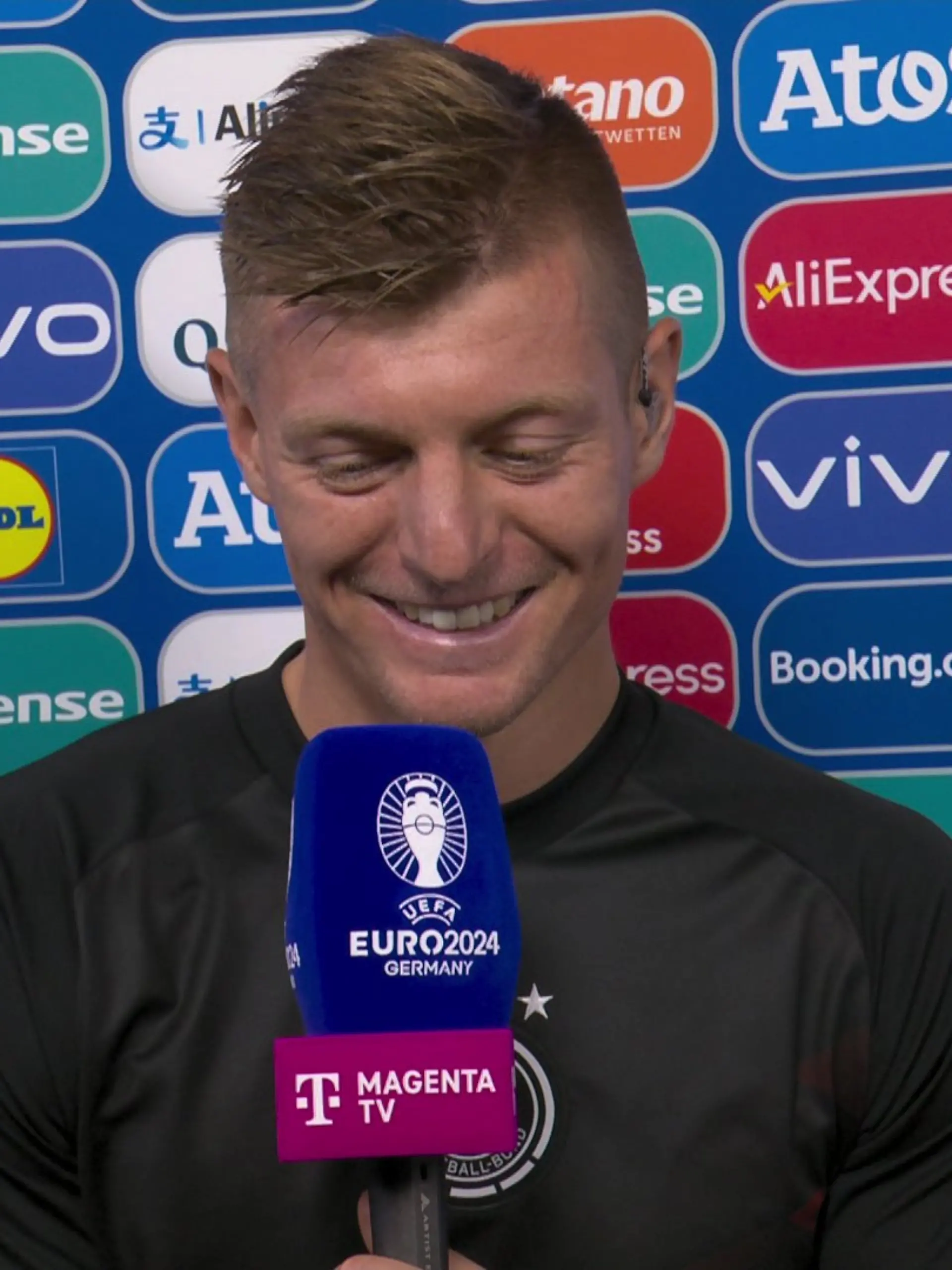 Toni Kroos in der Live-Schalte beim RTL EM-Studio