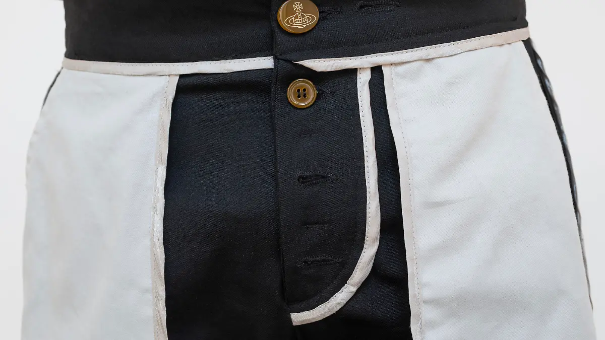Die Hose von Designerin Vivienne Westwood (1941–2022) stammt aus der Kollektion Herbst/Winter 2002/03.