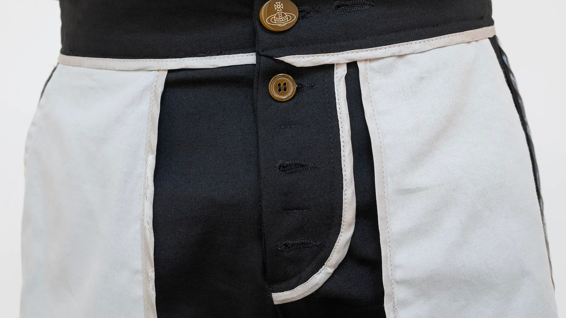 Die Hose von Designerin Vivienne Westwood (1941–2022) stammt aus der Kollektion Herbst/Winter 2002/03.