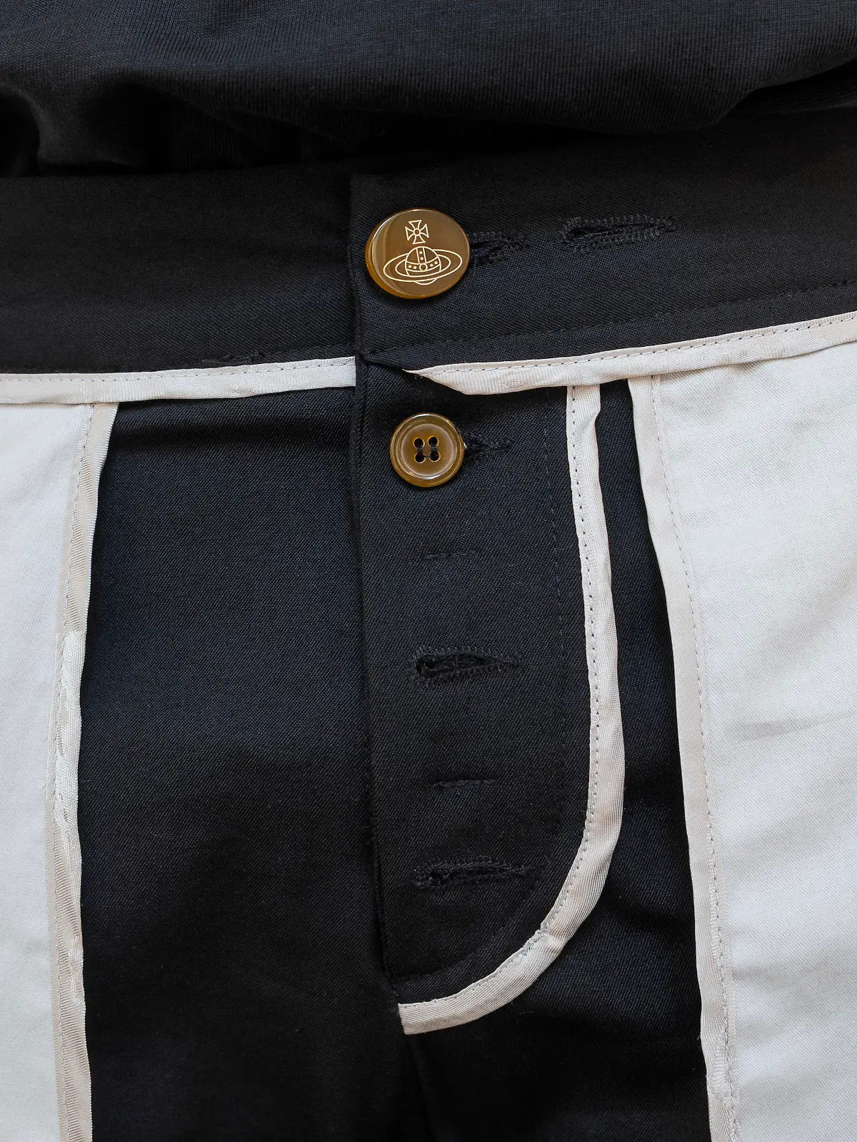 Die Hose von Designerin Vivienne Westwood (1941–2022) stammt aus der Kollektion Herbst/Winter 2002/03.