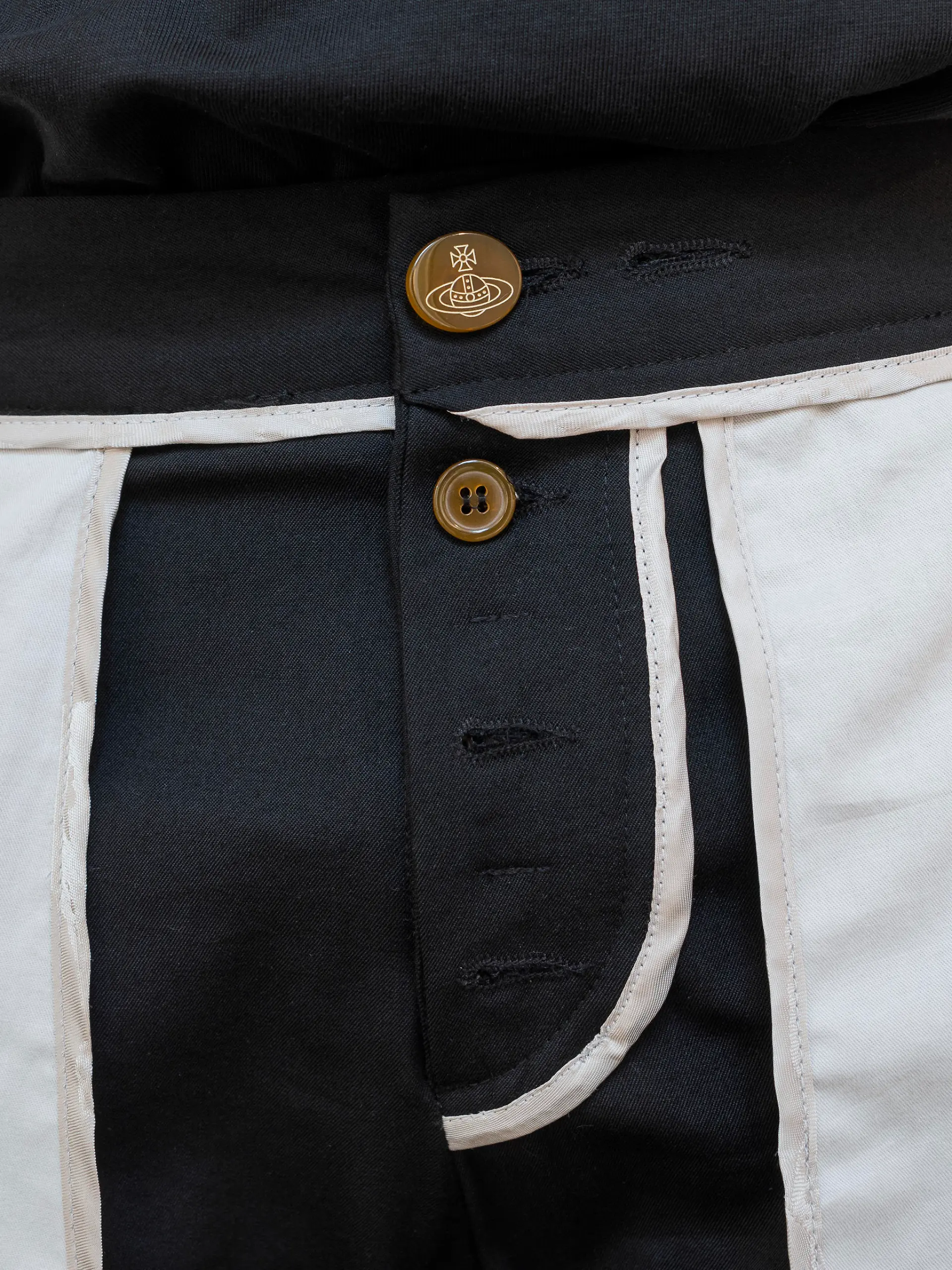Die Hose von Designerin Vivienne Westwood (1941–2022) stammt aus der Kollektion Herbst/Winter 2002/03.