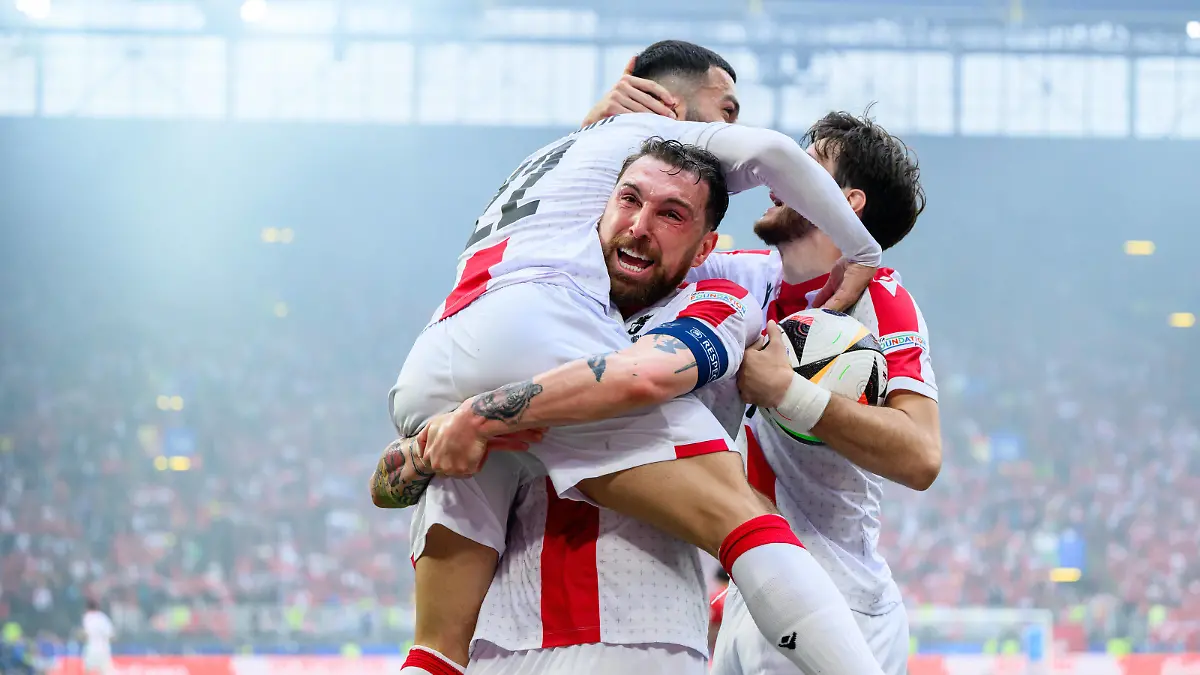 240618 Georges Mikautadze of Georgia celebrate with Guram Kashia anf Khvicha Kvaratskhelia after scoring 1-1 during the UEFA EURO, EM, Europameisterschaft,Fussball 2024 Football Championship match between Türkiye and Georgia on June 18, 2024 in Dortmund. Photo: Jesper Zerman / BILDBYRAN / kod JZ / JZ0541 fotboll football soccer fotball fotbolls-em europamästerskap em uefa euro uefa european football championship euro 2024 türkiye georgien georgia bbeng turkiet turkey jubel *** 240618 Georges Mikautadze of Georgia celebrate with Guram Kashia anf Khvicha Kvaratskhelia after scoring 1 1 during the UEFA Euro 2024 Football Championship match between Türkiye and Georgia on June 18, 2024 in Dortmund Photo Jesper Zerman BILDBYRAN kod JZ JZ0541 fotboll football soccer fotballs em europamästerskap em uefa euro uefa european football championship euro 2024 türkiye georgien georgia bbeng turkiet turkey jubel PUBLICATIONxNOTxINxSWExNORxAUTxFINxDEN Copyright: JESPERxZERMAN BB240618JZ178