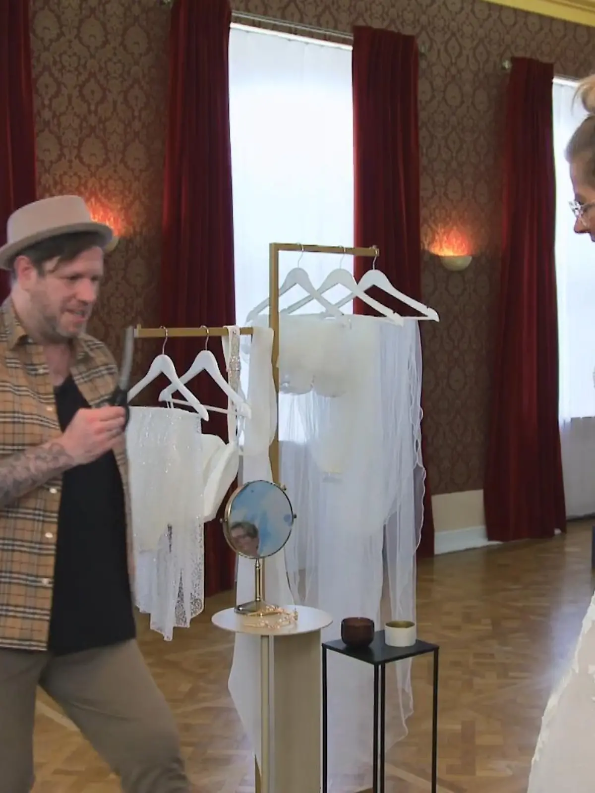 Bild zu: "Christian packt die Schere aus!"