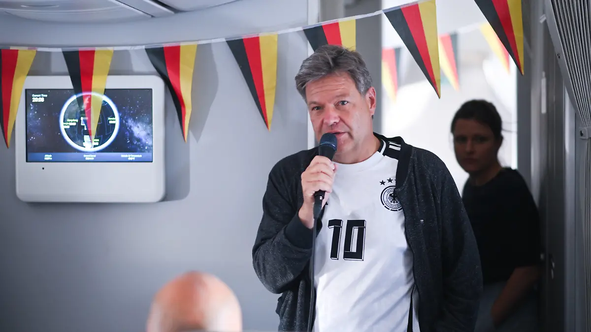 19.06.2024, Brandenburg, Schönefeld: Robert Habeck (Bündnis 90/Die Grünen), Bundesminister für Wirtschaft und Klimaschutz, spricht während des Flugs nach Südkorea in einem Presshintergrundgespräch im Rahmen seiner Ostasien-Reise. Habeck reist bis zum 23. Juni zunächst nach Südkorea und anschließend China. Foto: Sebastian Christoph Gollnow/dpa +++ dpa-Bildfunk +++