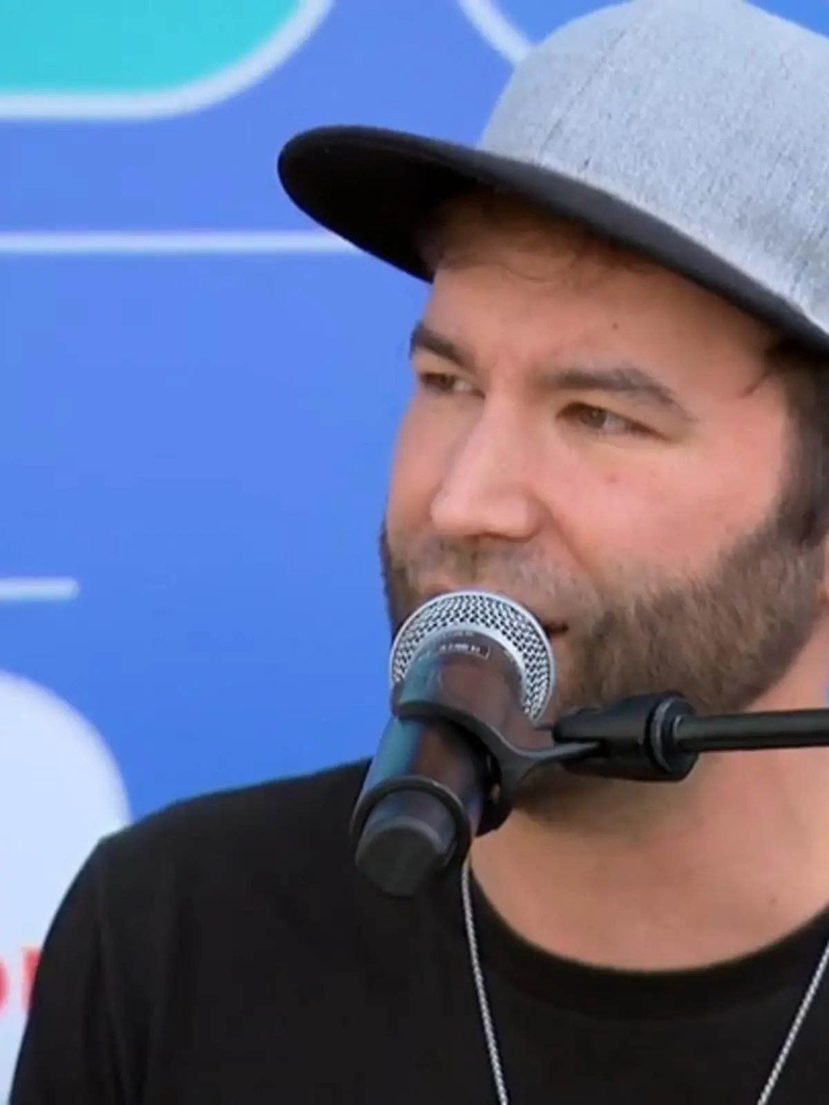 Bild zu: "Sänger enkelson. in Fanzone"