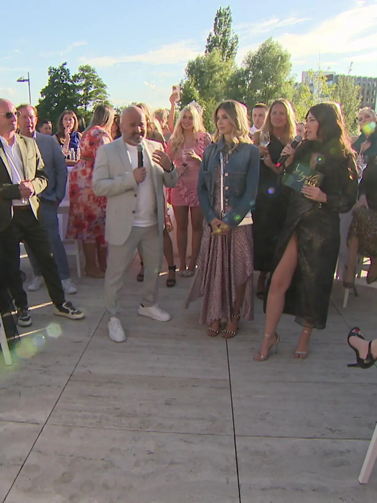 „All together“ heißt eine Reihe von Charity-Events, die jetzt erstmals in Hessen gastierte. Veranstalter Serdar Topcu lässt normalerweise in Heidelberg feiern, diesmal begrüßt er Cathy Hummels, Jenny Elvers, Tatjana Gsell und andere in Frankfurt. Bei der entspannten Veranstaltung berichtet Cathy Hummels von einer beängstigenden Situation: In ihrem Garten hat sich kürzlich ein Stalker rumgetrieben!