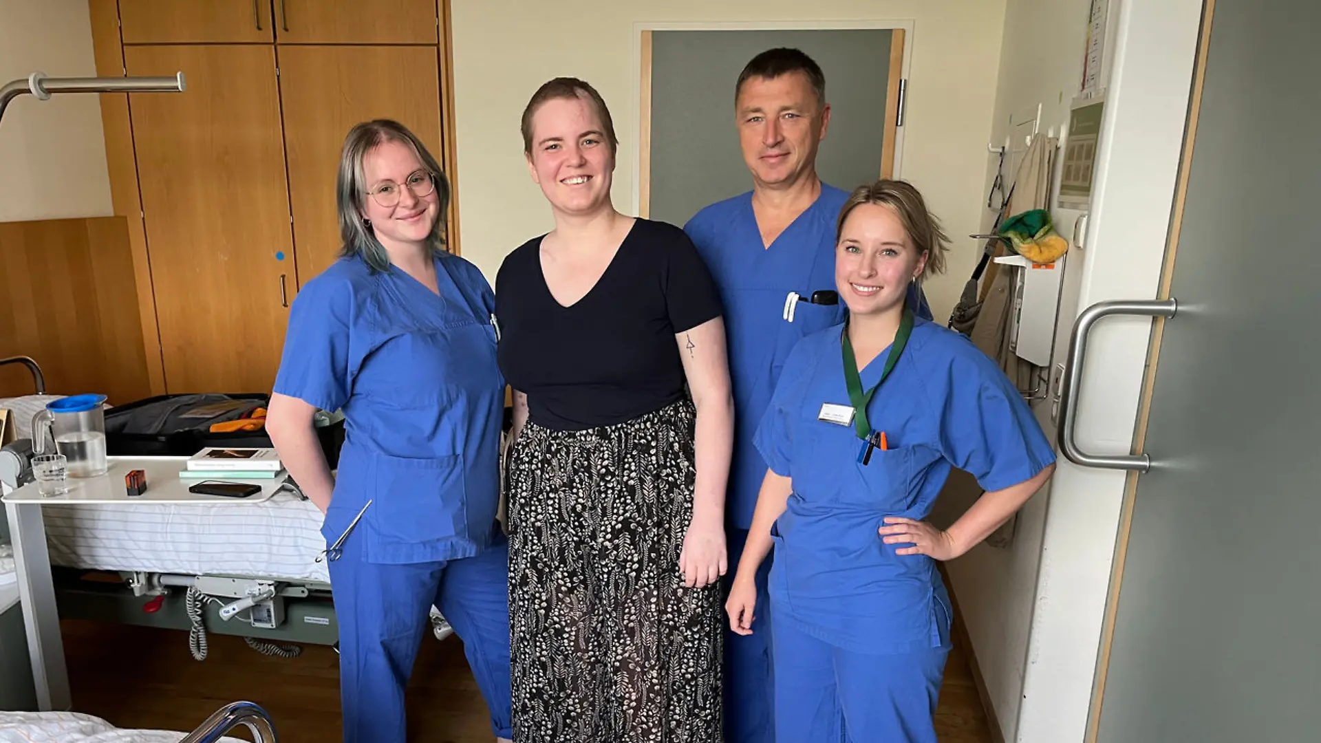 Die 24-jährige Berlinerin mit dem Krankenhaus-Team.