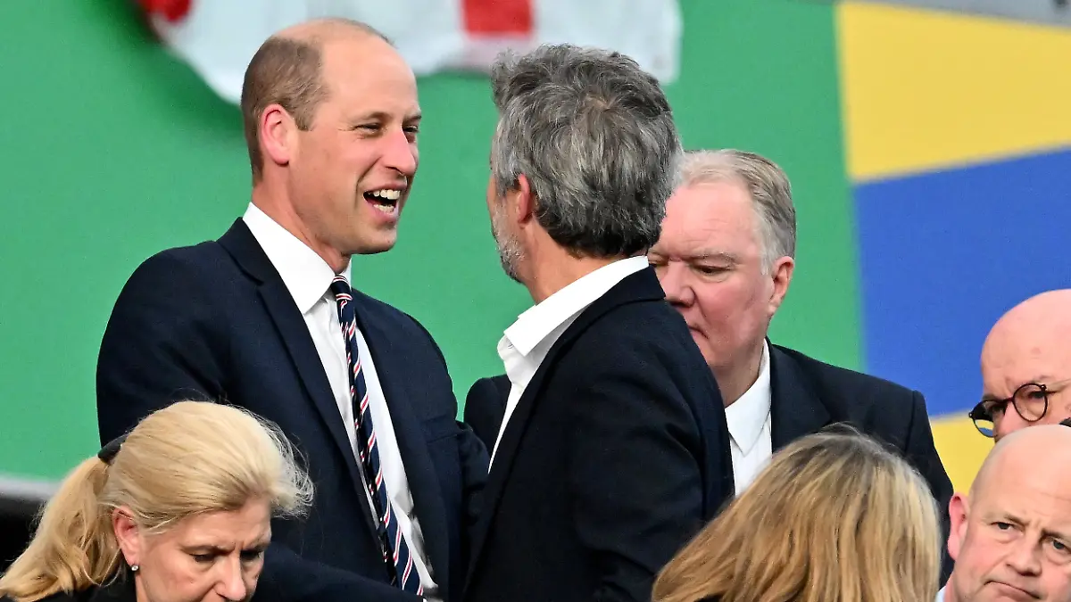 Prinz William und König Frederik sorgen für unterhaltsame Bilder beim EM-Spiel in Frankfurt.