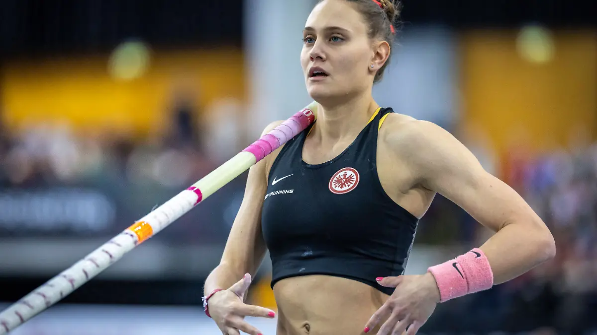 Sarah Vogel nimmt Anlauf bei den Deutschen Hallenmeisterschaften in Leipzig 2024.