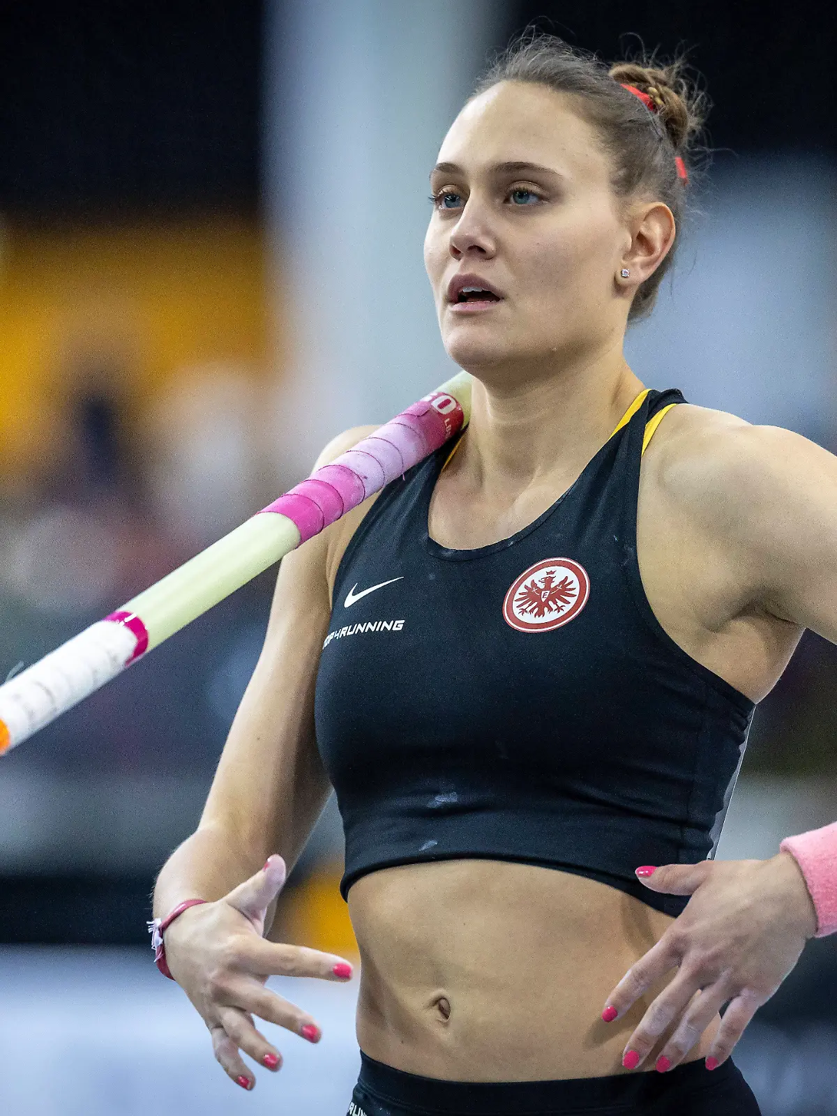 Sarah Vogel nimmt Anlauf bei den Deutschen Hallenmeisterschaften in Leipzig 2024.