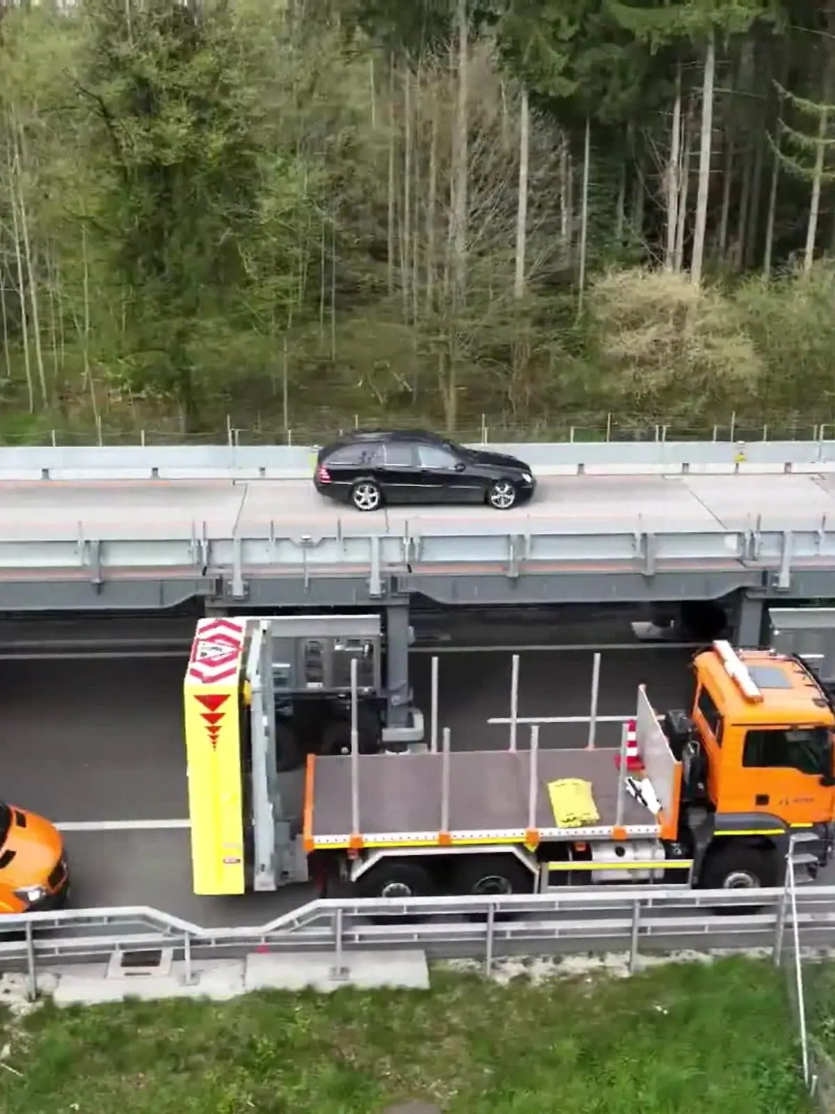 Die Schweizer testen eine mobile Brücke, um die Straßen zu sanieren - ohne dass der Verkehr gestört wird.