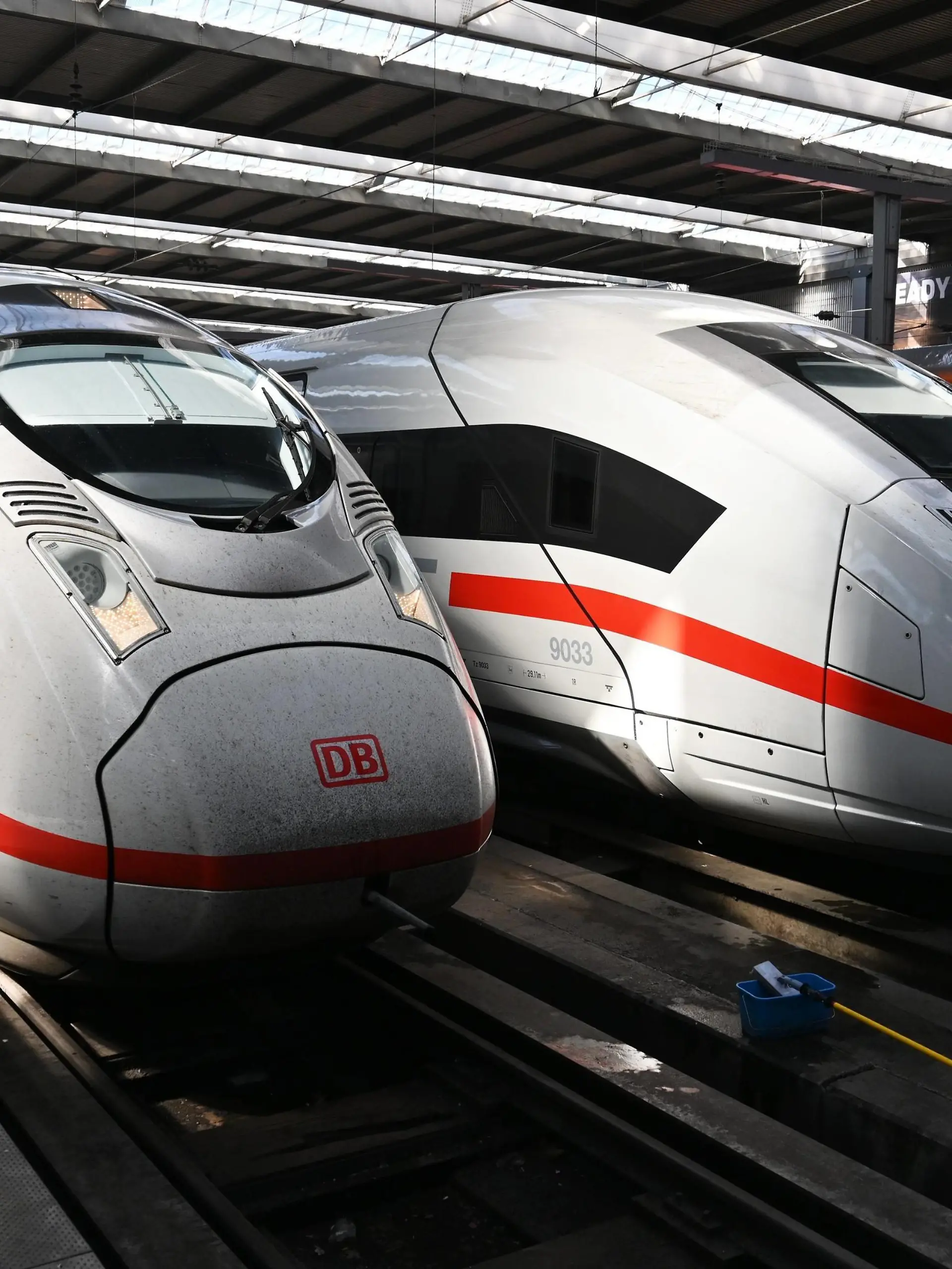 DB Deutsche Bahn, ICE Züge verschiedener Baureihen am Hauptbahnhof München *** DB Deutsche Bahn, ICE trains of different series at Munich central station