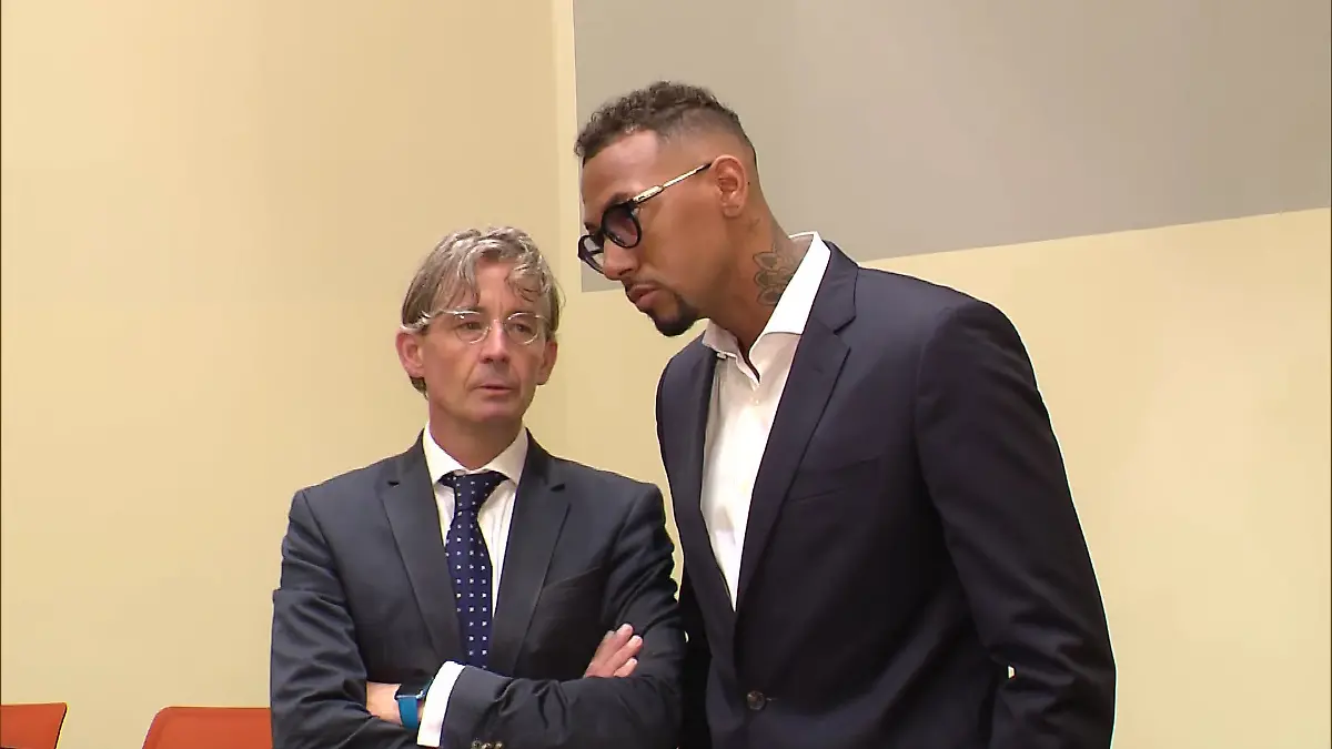Jérôme Boateng mit seinem Anwalt am 21.6.2024 im Gericht