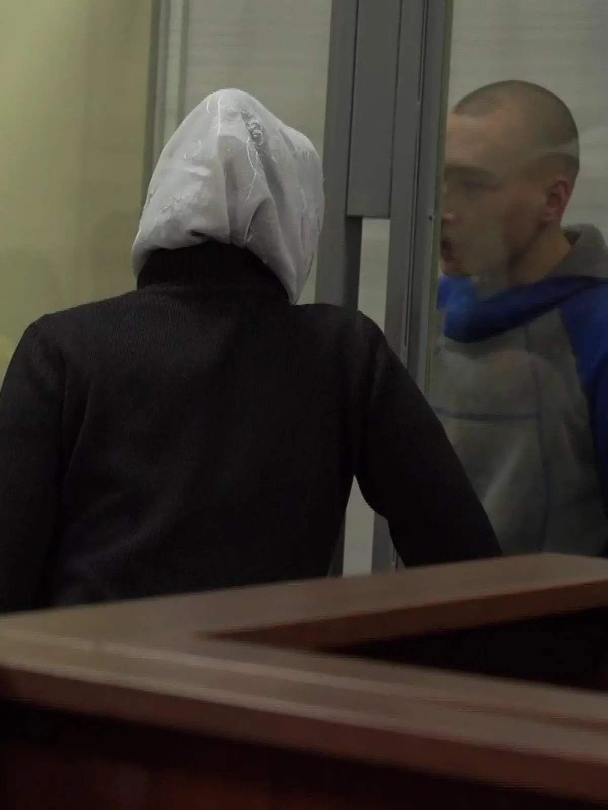 Der erste russische Soldat wurde in Kiew wegen Kriegsverbrechen zu lebenslanger Haft verurteilt.