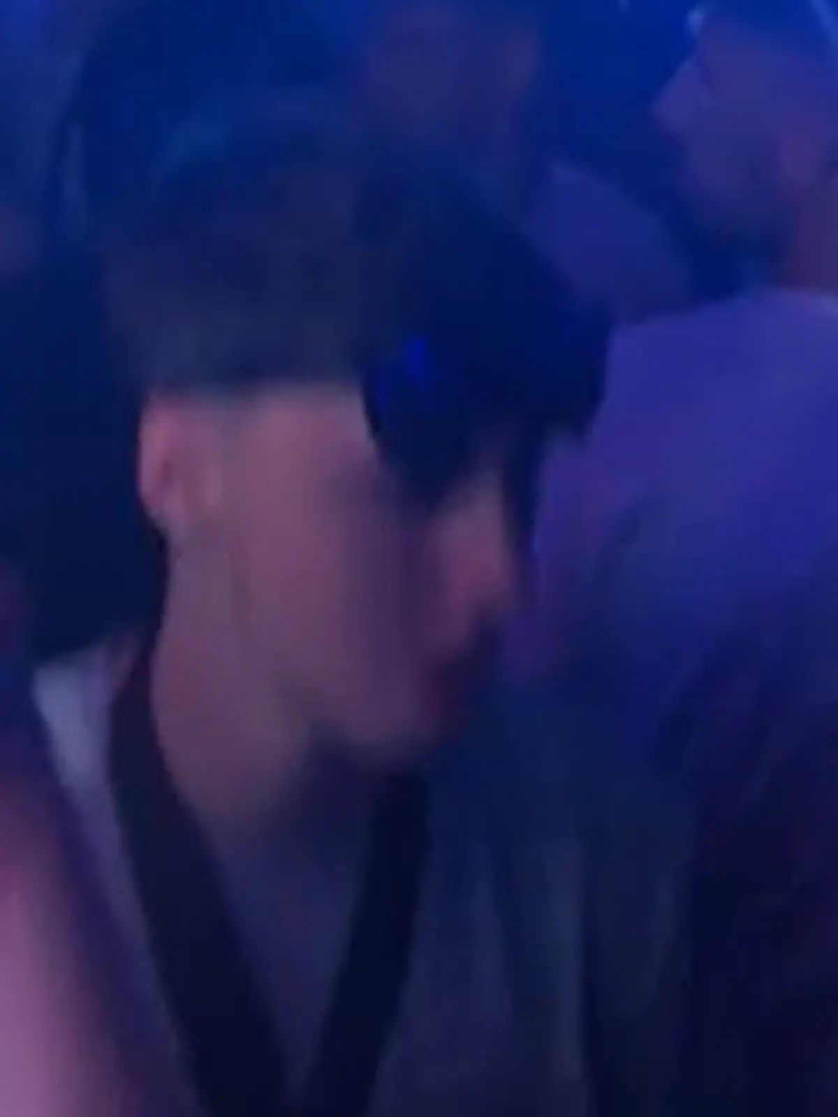 Ein Teenager auf einer Tanzfläche. 