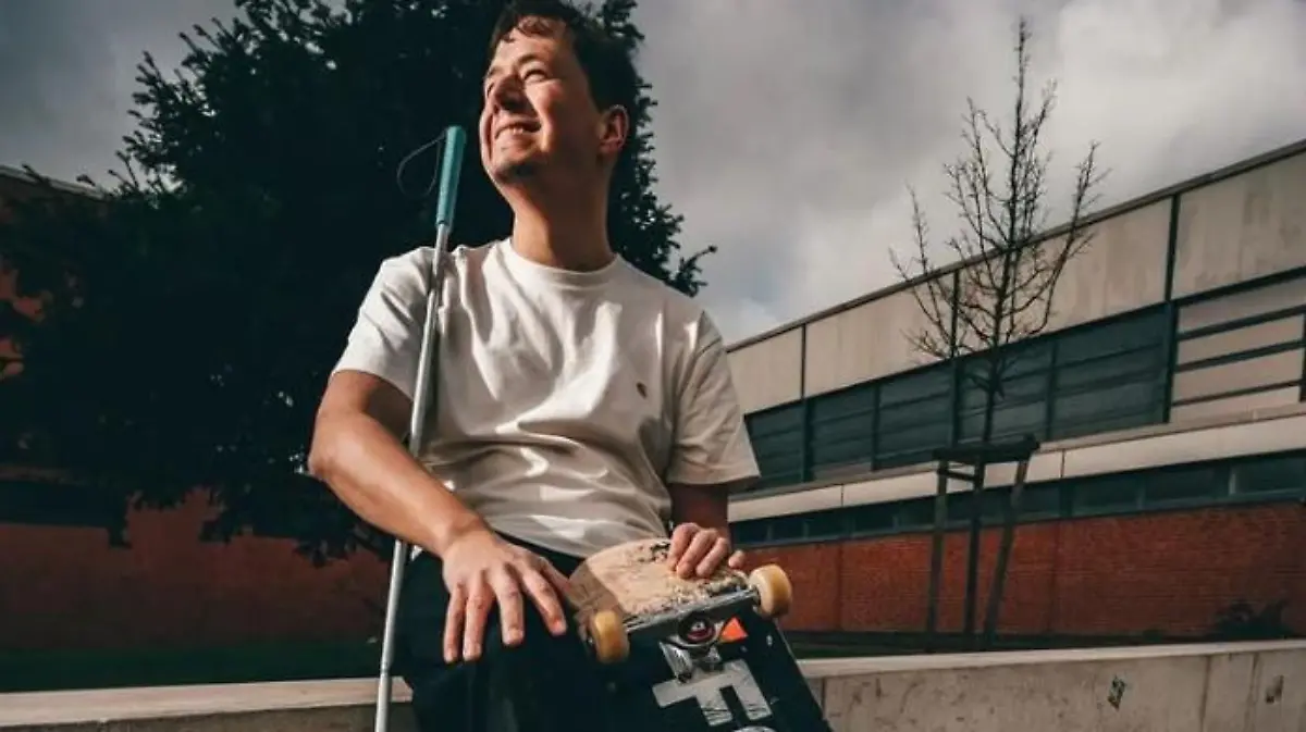 Der Blindenstock hilft ihm auf dem Skateboard, Hindernisse zu erkennen.